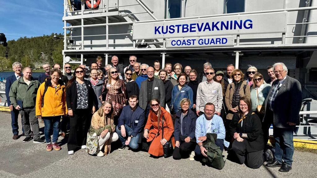 Gruppbild från årsstämman 2026 framför Kustbevakningens fartyg.