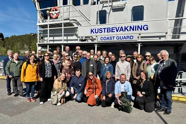 Gruppbild från årsstämman 2026 framför Kustbevakningens fartyg.