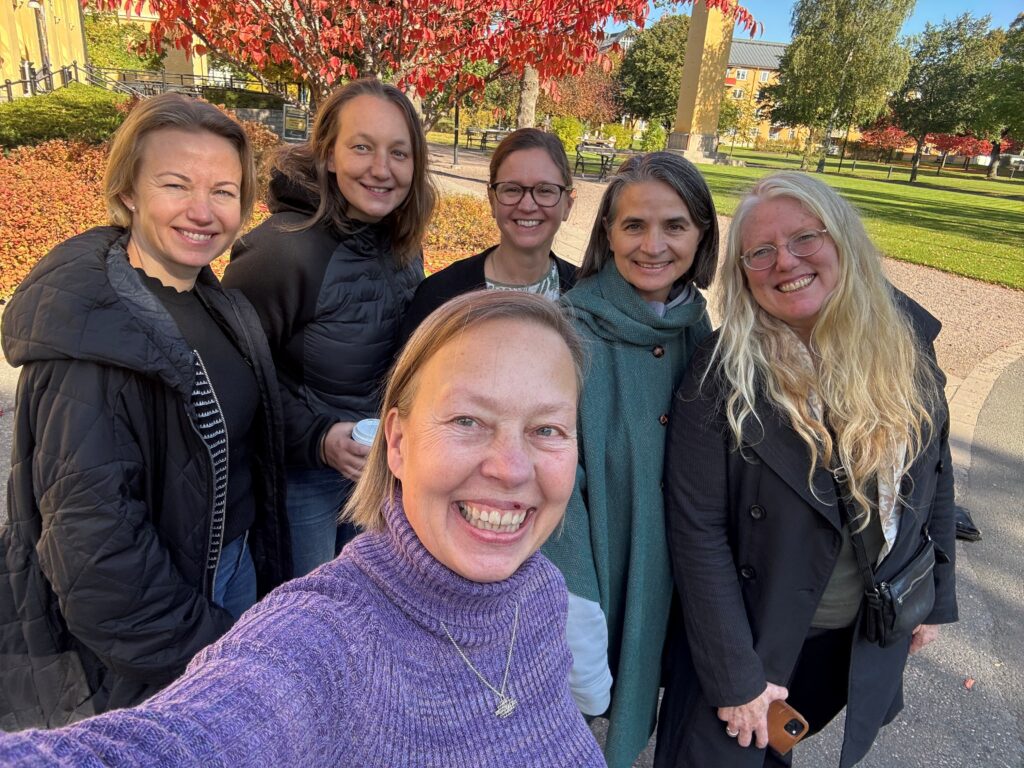 Sex personer tittar in i kameran och ler. Det är styrgruppen för projektet Från data till dialog som ställt upp sig. Längst fram syns projektledaren Bettina Bäck.