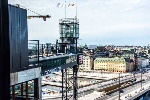 Katarinahissen i Stockholm med utsikt över Slussen och gamla stan.